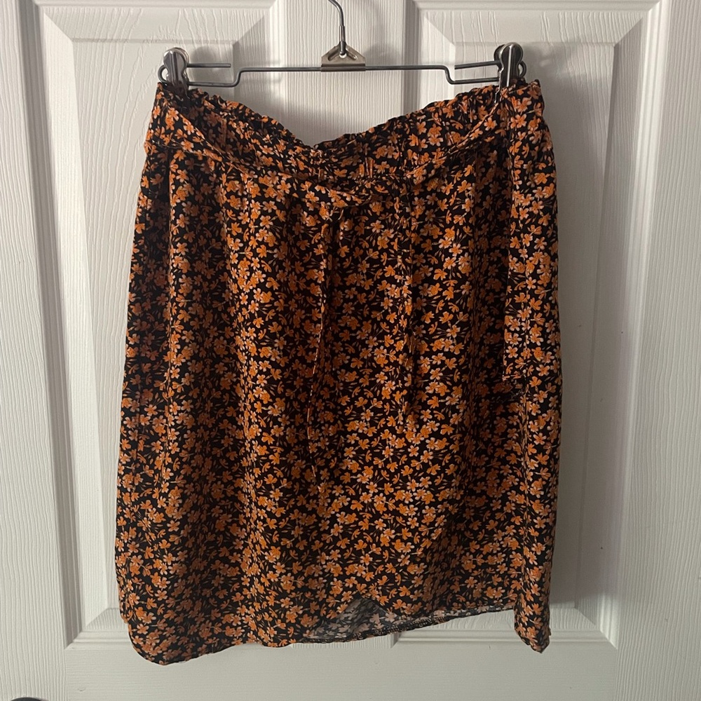 Women’s Black / Orange Floral Print Skirt . #fashtag Casual 40